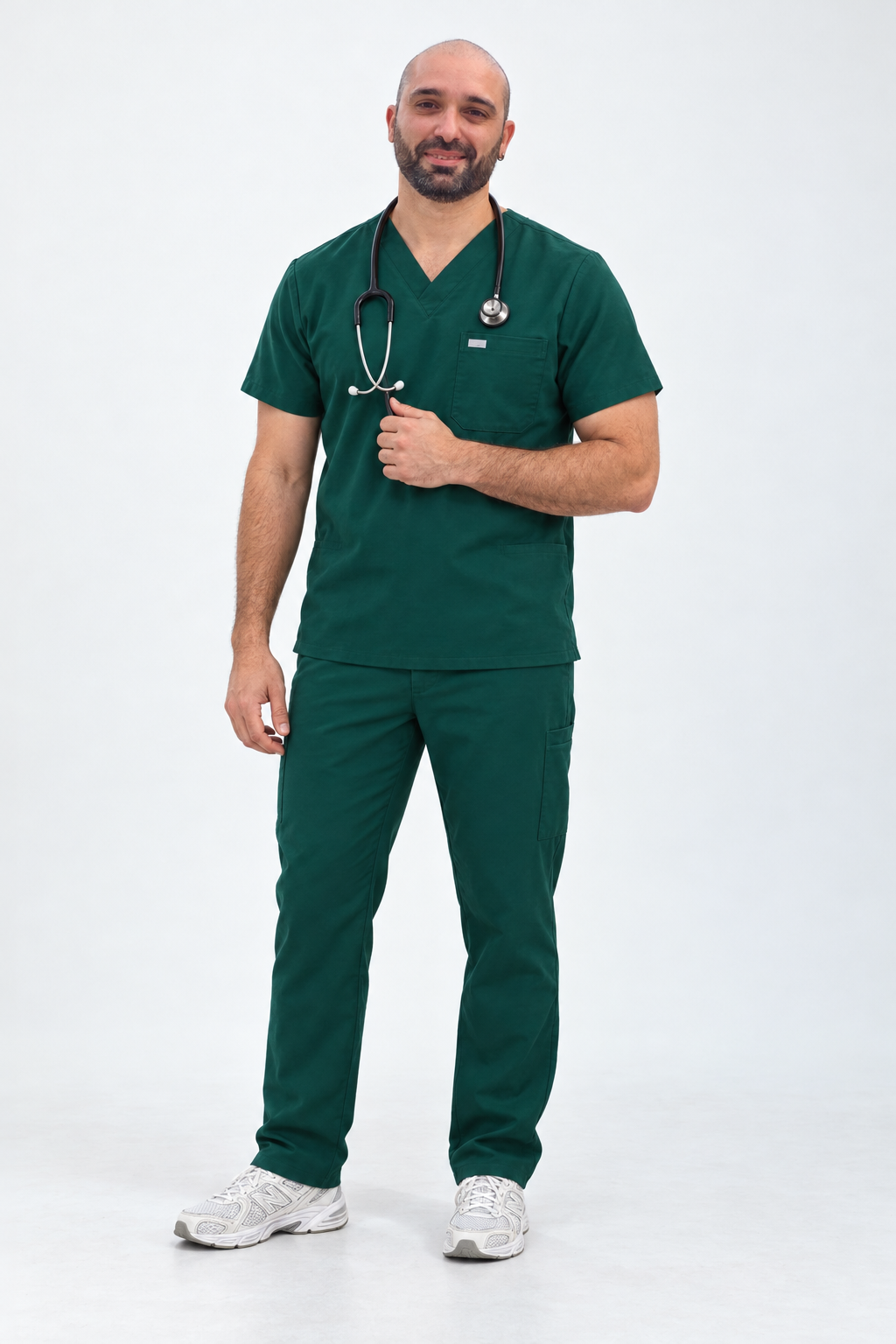 Daniele Di Caterino in divisa verde, con il fonendo.